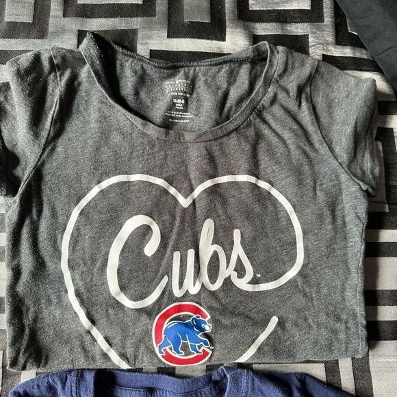 Cubs t-shirt and Marvel t-shirt Girls 2 lot bundle , vneck - Picture 4 of 9